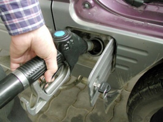 Nu se mai găsesc benzina şi motorină sub 6 lei/litru